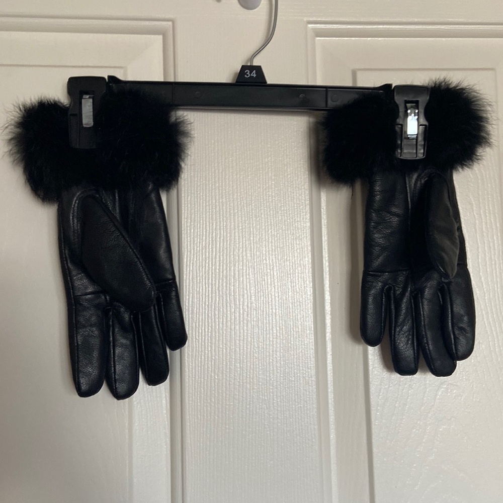 Leather gloves with fur